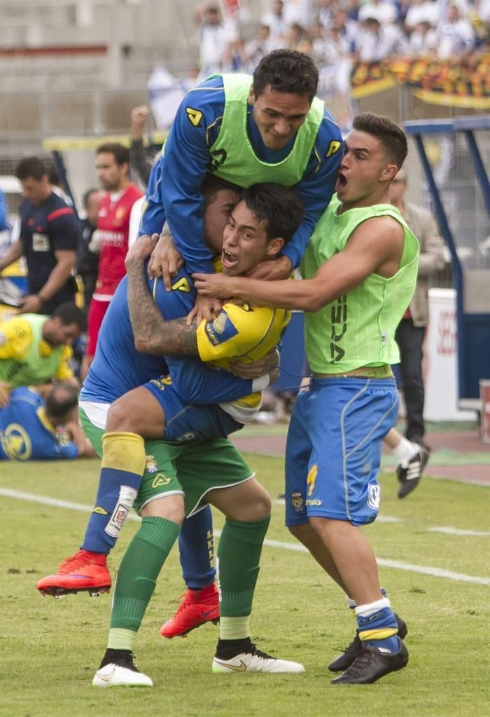 El delantero argentino de la UD Las Palmas, Sergio Araujo celebra con sus compañeros su gol. . EFE/Ángel Medina G.