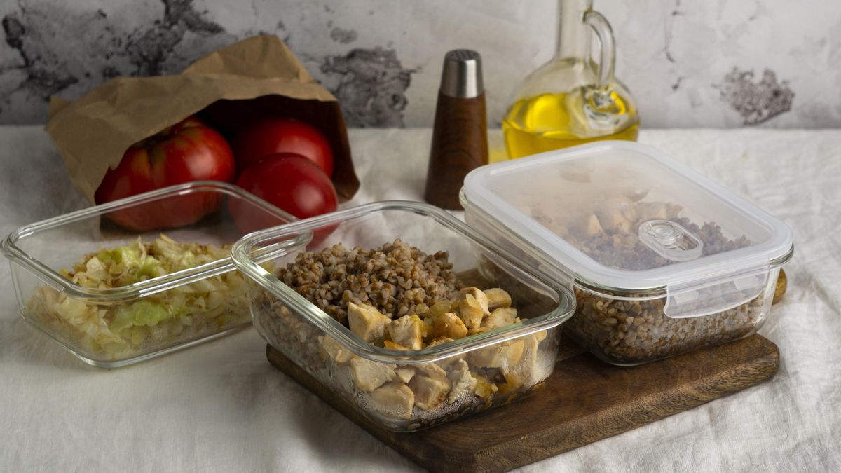 Los cinco consejos de una nutricionista para cuidar nuestra alimentación en el trabajo: "El orden de los factores sí altera el producto"