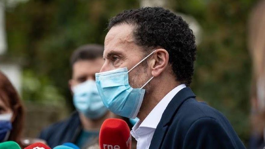 El candidato de Cs a la Presidencia de la Comunidad de Madrid, Edmundo Bal, atiende a los medios de comunicación.