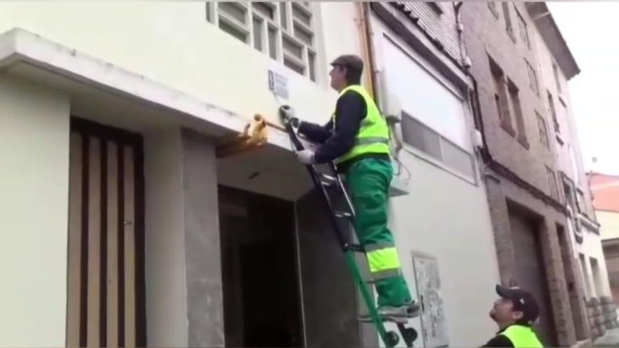 Dos activistas han retirado ya más de 1.000 placas franquistas en Zaragoza: “Seguiremos hasta que no quede ni una”