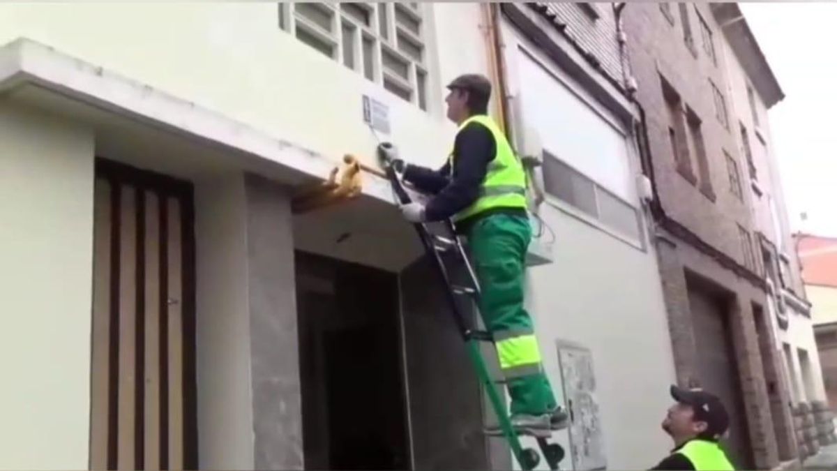 Dos activistas han retirado ya más de 1.000 placas franquistas en Zaragoza: “Seguiremos hasta que no quede ni una”