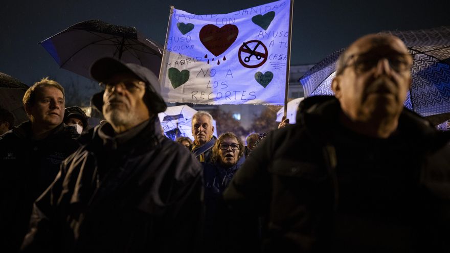 Una pancarta contra los recortes en la concentración en defensa de la sanidad pública en las puertas del centro de salud Marqués de Valdavia, Alcobendas.
