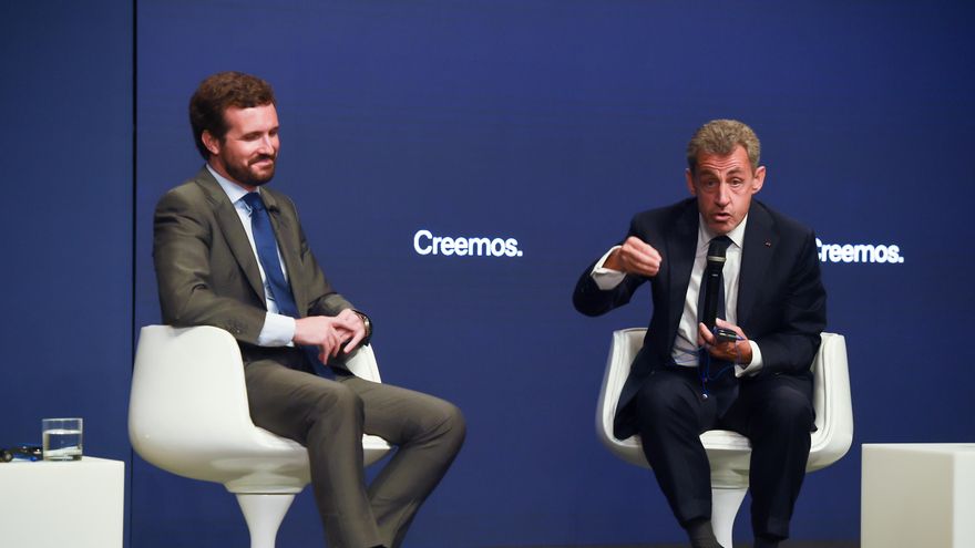 El presidente del PP, Pablo Casado (i) y el expresidente de Francia Nicolas Sarkozy (d), durante la mesa titulada ‘La sociedad abierta y sus enemigos’, en el marco de la tercera jornada de la Convención Nacional del PP, a 29 de septiembre de 2021, en Madrid (España).