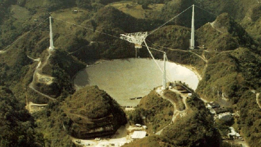 El célebre radiotelescopio de Arecibo, a punto de ser desmantelado