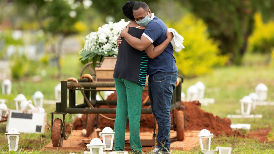 Un grupo de personas asiste al entierro de un ser querido víctima de covid-19 en el cementerio Campo da Esperança, en la ciudad de Brasilia (Brasil). EFE/ Joédson Alves/Archivo