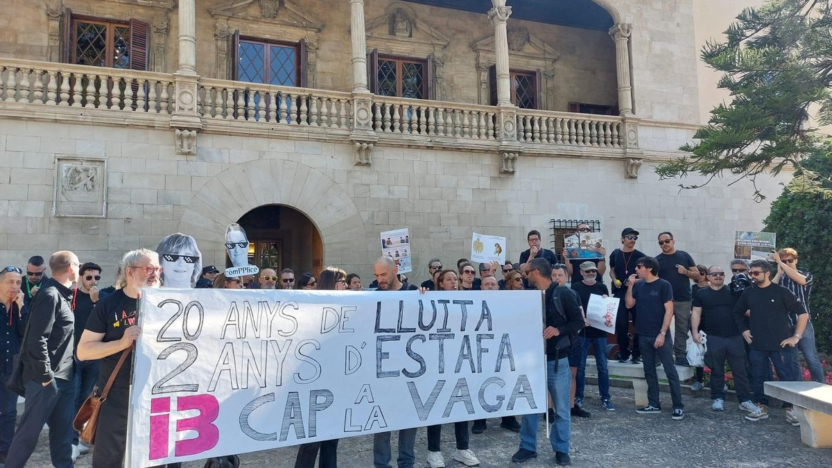 Protesta de trabajadores de IB3 frente al Consolat de Mar.