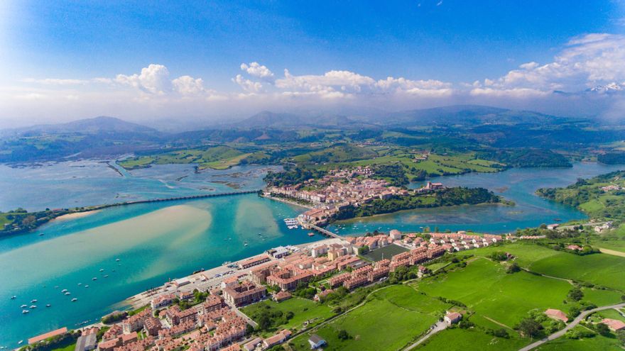 El pueblo de Cantabria que se asienta sobre una península y combina playas, ría y patrimonio medieval