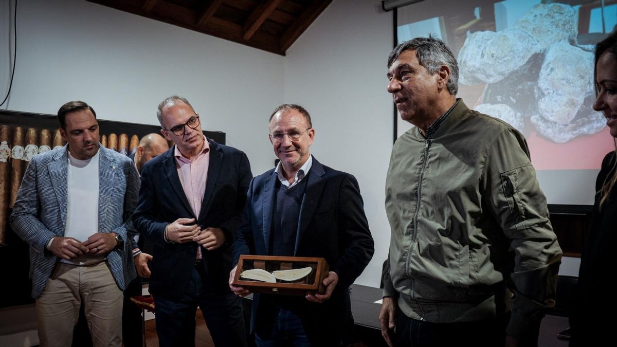 Presentación del ámbar gris hallado en un cachalote varado  en Nogales (Puntallana).