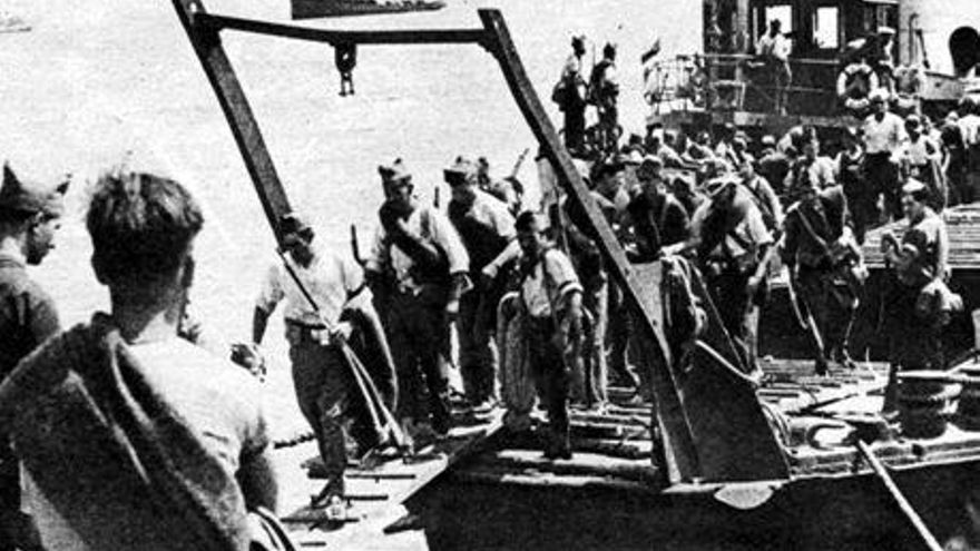 Tropas republicanas desembarcando en Mallorca.