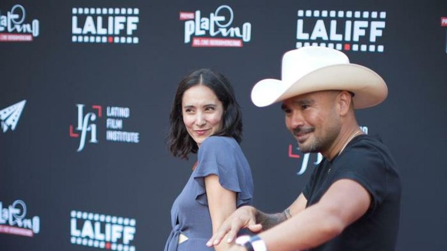 Vicki Syal y el director Michael Flores posan en la alfombra roja este miércoles, durante el Festival Internacional de Cine Latino de Los Ángeles (LALIFF), en Hollywood, California (EE.UU.).