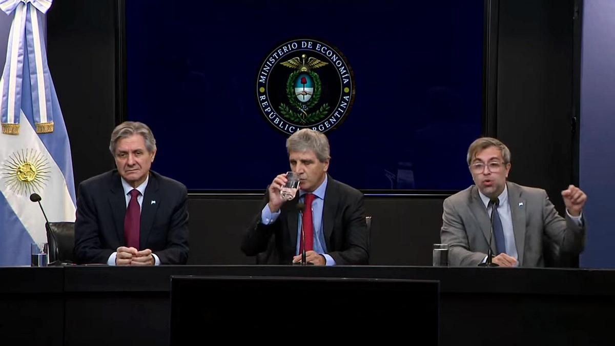 Caputo asegura el pago de deuda sin emitir a cualquier costo, pero con ajuste, privatizaciones y cuentas sin saldar