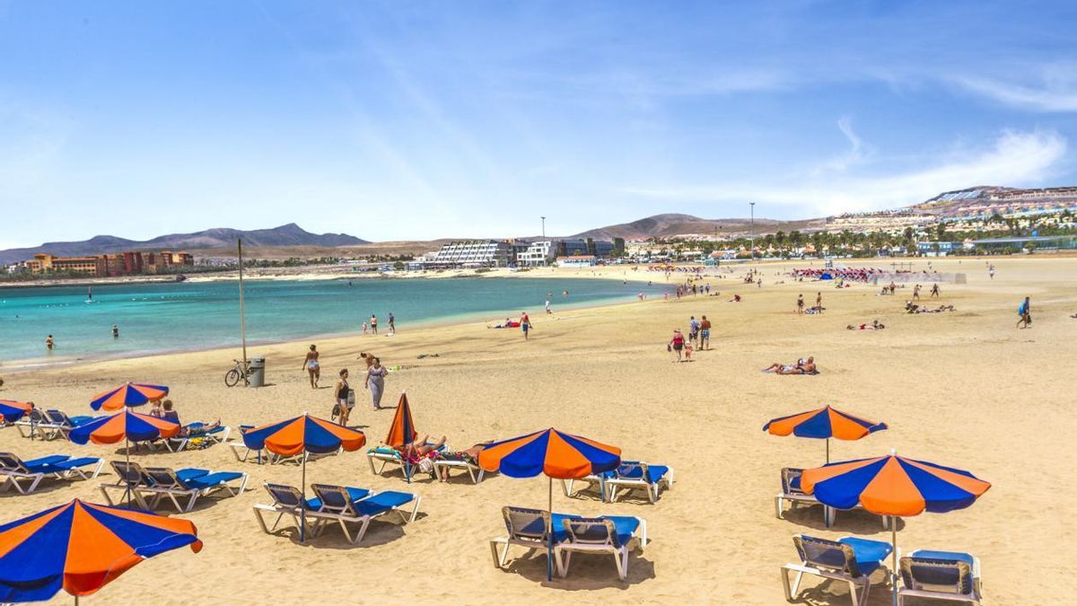 La piscina natural de aguas cristalinas en Fuerteventura que aparece y desaparece con la marea