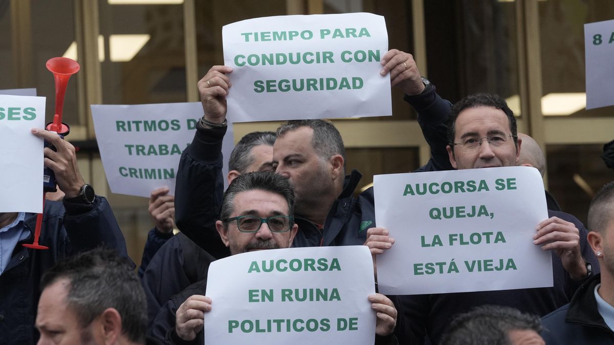 Trabajadores de Aucorsa se concentran frente al Ayuntamiento