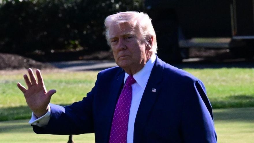 El presidente de los Estados Unidos, Donald Trump, saluda a los medios mientras sale de la Casa Blanca el 10 de abril.