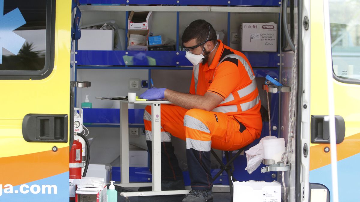 Dispositivo sanitario de la prueba test del PCR para detectar la infección por coronavirus a una persona desde su coche, instalado en el recinto de aparcamineto del centro de salud de la barriada La Roca, en Málaga, (Andalucía, España), a 23 de enero de 2
