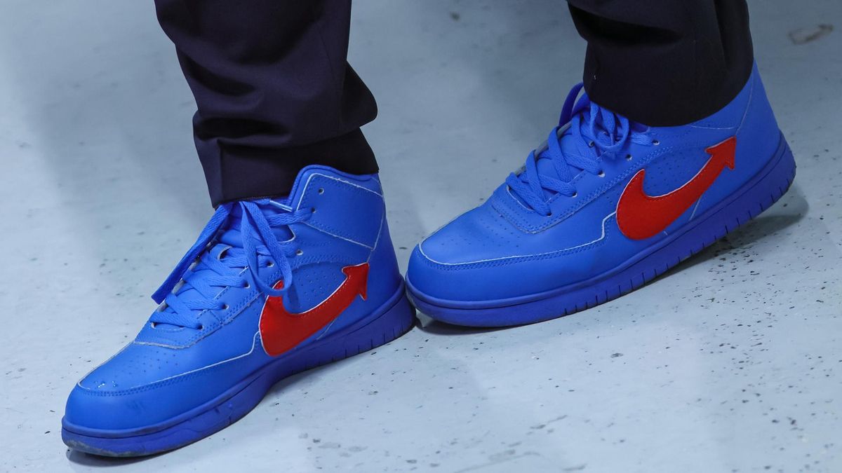 Un asistente al congreso de refundación de las juventudes del partido de ultraderecha alemán AfD con unas zapatillas Nike customizadas con el logo del partido.