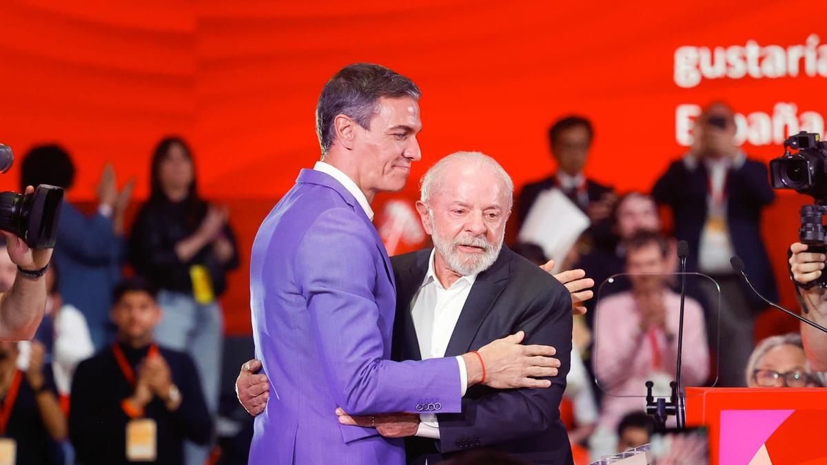 El presidente de Brasil, Luiz Inácio Lula da Silva, y el presidente del Gobierno, Pedro Sánchez, se dan un abrazo durante la segunda y última jornada del Global Progressive Mobilisation en abril