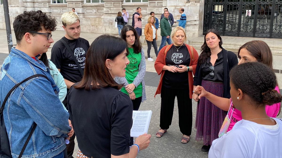Gema Igual se reúne con representantes de las Antenas Juveniles