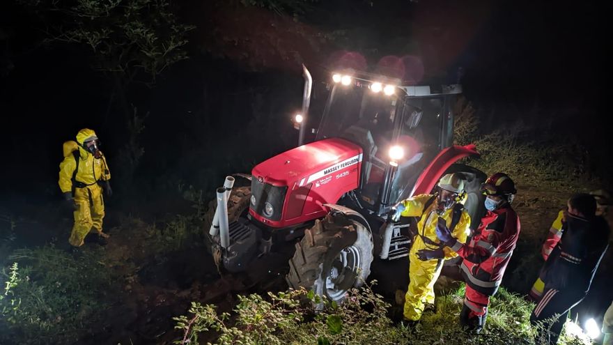 Efectivos durante la intervención en la cabaña de San Roque de Riomiera donde se encontraron 25 vacas muertas.