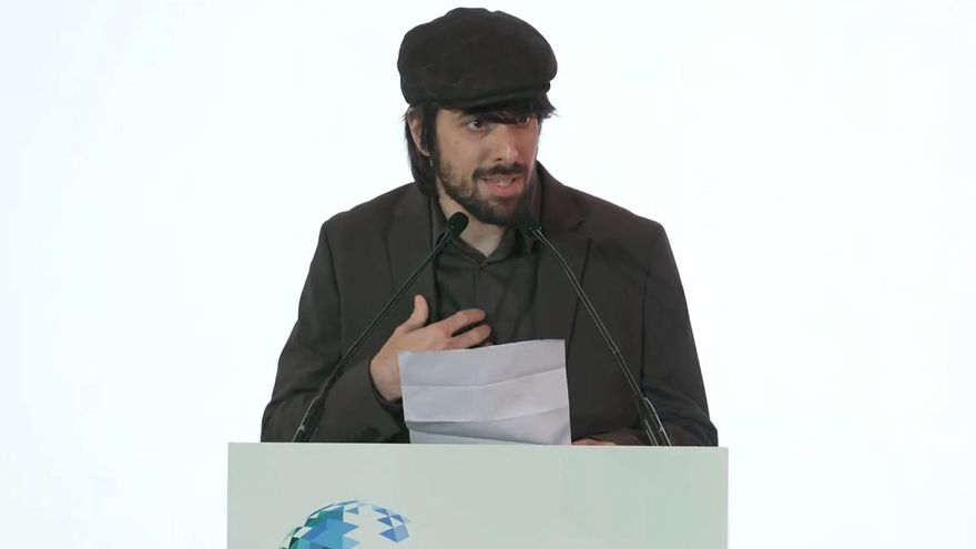 David Uclés, autor del fenómeno editorial del año, ante Ayuso: "He vendido 300.000 ejemplares y en Madrid solo puedo comprar un zulo sin ventanas"