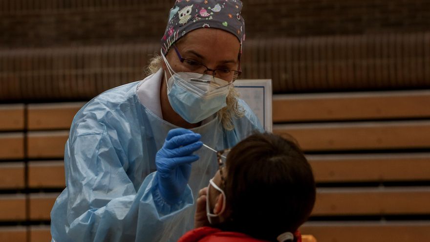 Una sanitaria realiza un test de antígenos para detección del coronavirus a una vecina de la zona básica de salud de San Juan de la Cruz en el polideportivo municipal El Torreón, en Pozuelo de Alarcón, Madrid.