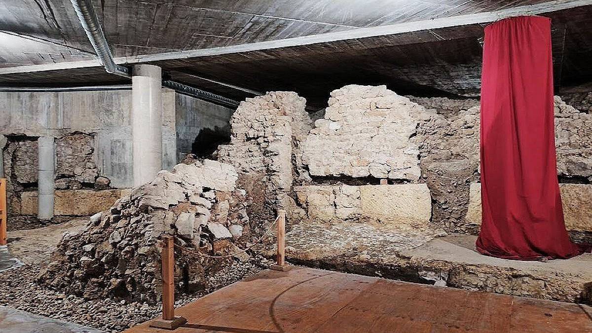 Imagen de los muros del anfiteatro de la Legio VII Gemina en la cripta de los números 2, 4 y 6 de la calle Cascalería en León capital, frente al otro sótano arqueológico con los restos del criptopórtico de servicio.