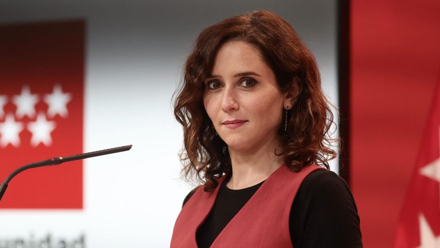 La presidenta de la Comunidad de Madrid, Isabel Díaz Ayuso, en una rueda de prensa después de una reunión con el presidente de la Junta de Castilla y León, en la Real Casa de Correos, a 29 de noviembre de 2021, en Madrid (España). Esta cita se produce 12