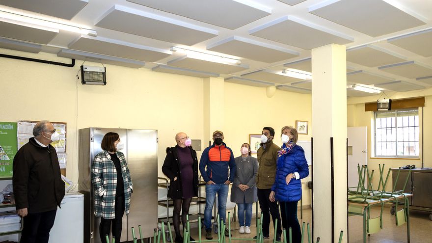 La consejera de Educación y Formación Profesional, Marina Lombó, y el alcalde de Ribamontán al Monte, Joaquín Arco, entre otros, visitan las obras de acondicionamiento ejecutadas en el colegio Trasmiera, de Hoz de Anero