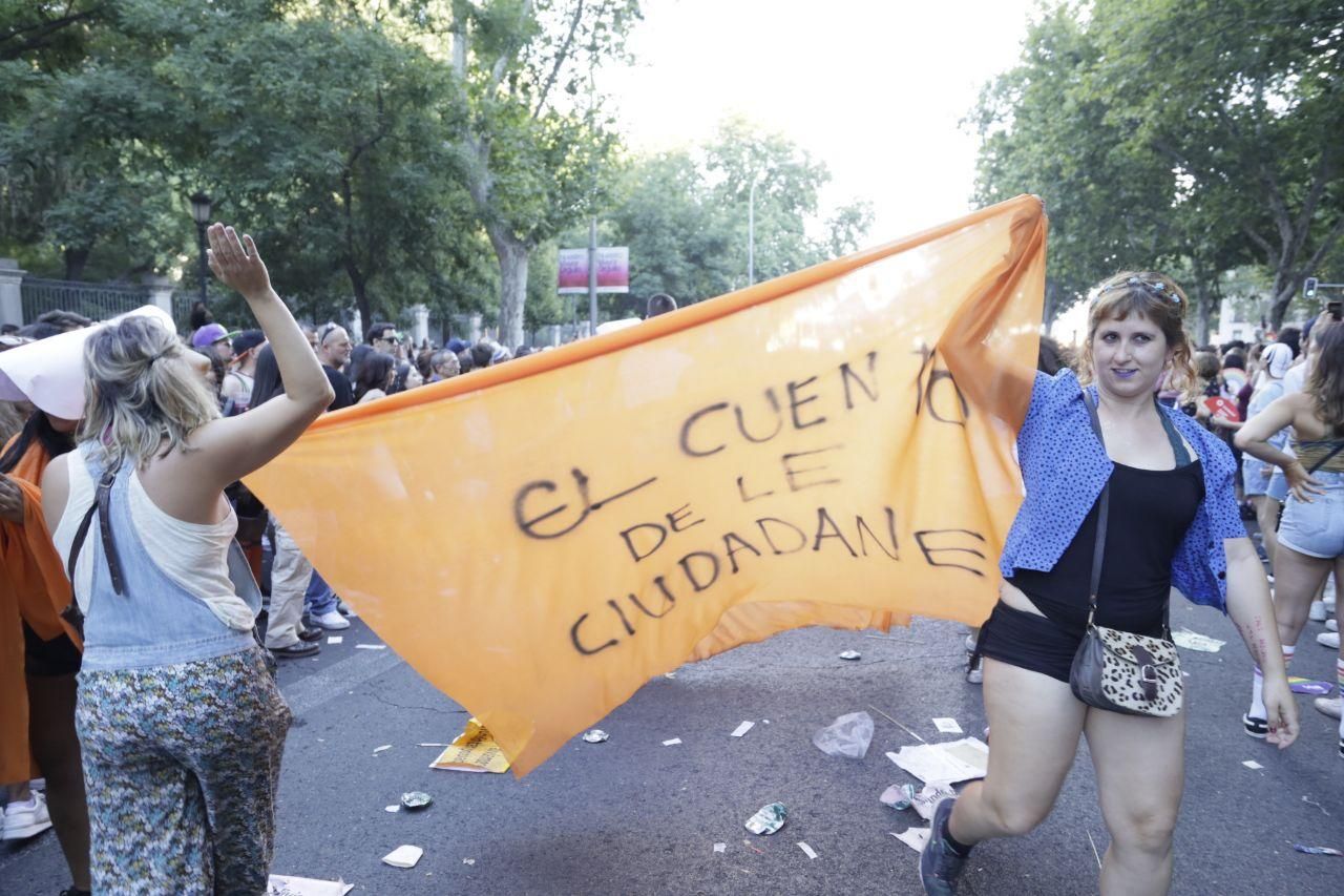 Pancarta de El cuento de Le ciudadane durante la marcha, tras la performance / Marian Leon