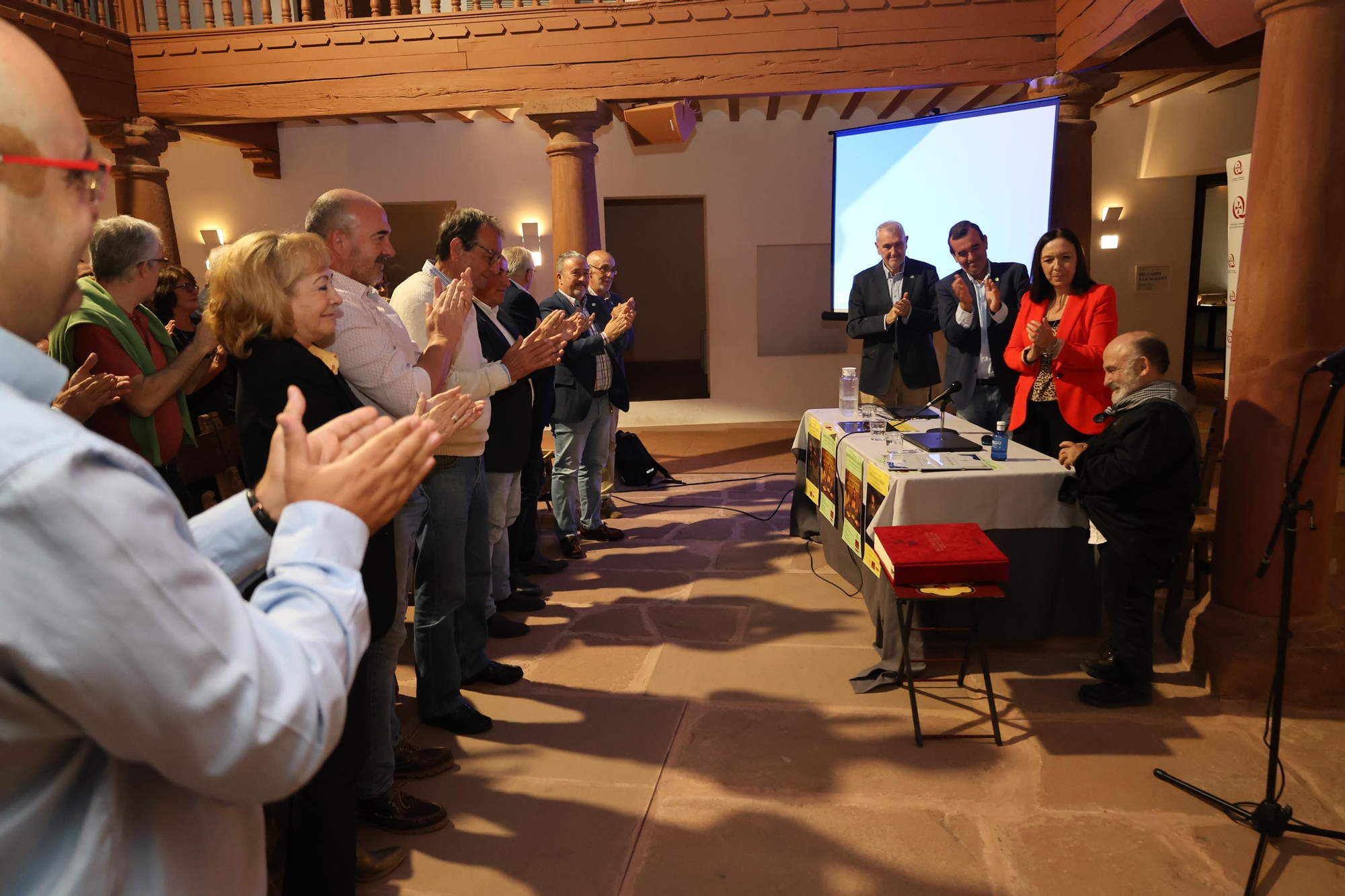 Asistentes al acto de conmemoración de Emilio Gavira como Gran Maestre