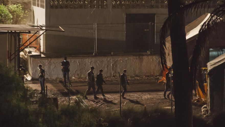 Más de 2.300 inmigrantes, hacinados en el Muelle de Arguineguín