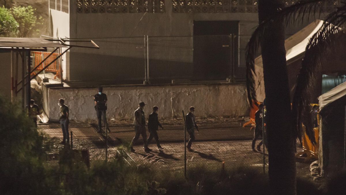 Más de 2.300 inmigrantes, hacinados en el Muelle de Arguineguín