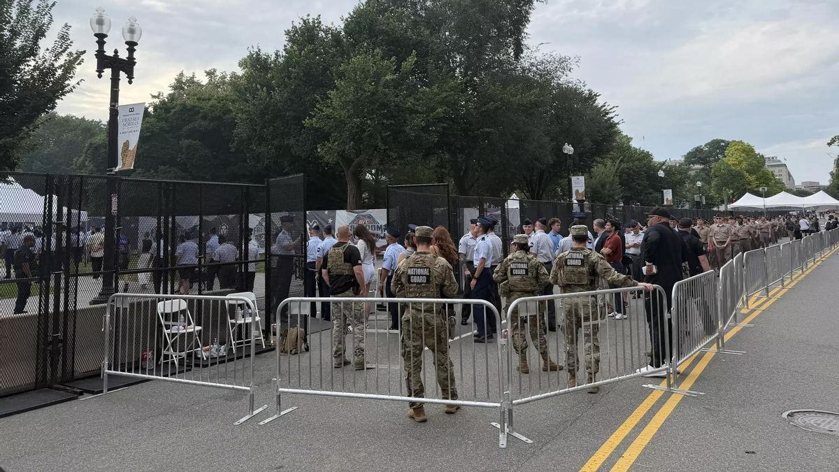 Soldados haciendo cola para presenciar el UFC Freedom 250.
