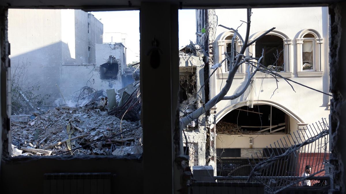Vistas de la sinagoga destrozada desde el edificio de enfrente, en Teherán, el 7 de abril de 2026.