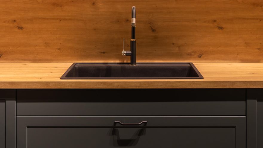 Muchas cocinas modernas ya contemplan en su diseño cómo aprovechar con cajones adaptados este espacio