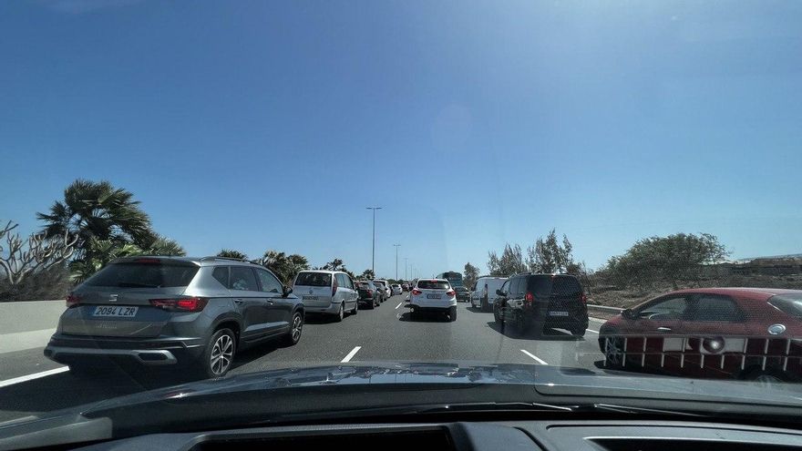 Atasco que ha afectado a la GC-1 por el incendio de unos matojos a la altura de la entrada de Vecindario