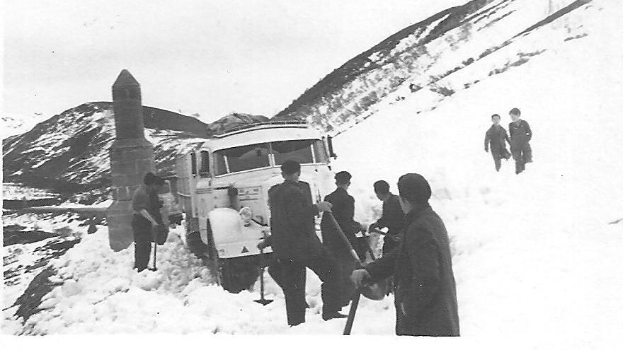 Camión en el puerto de Leitariegos en los año 60