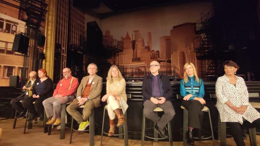 Miembros de la Plataforma de Ayuda al Teatro Albéniz y otras personas implicadas en su defensa durante el acto de homenaje, con Beltrán Gambier y Eva Aladro ocupando las posiciones centrales.