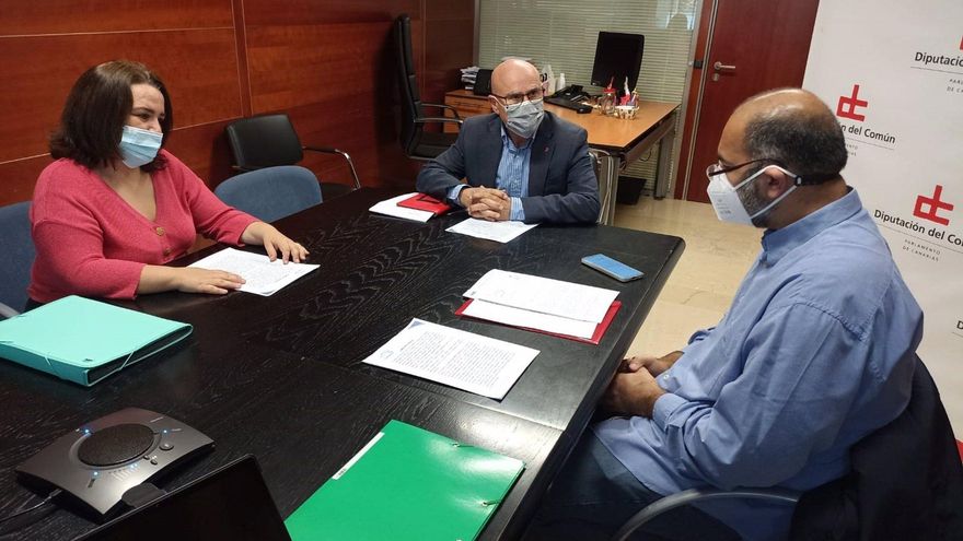 El diputado del Común, Rafael Yanes; Sunil Lakhwani, médico especialista de Hematología, y Dácil García, médico especialista en enfermedades infecciosas del HUC