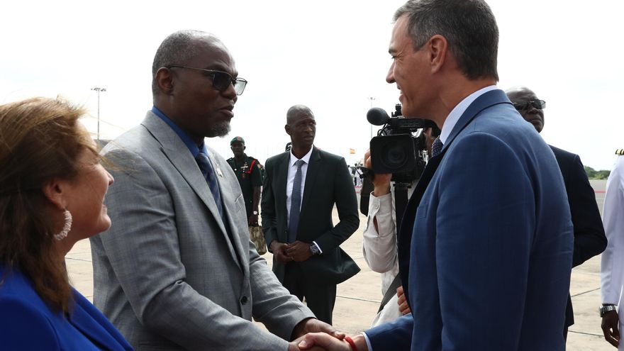 El presidente de Gambia, Adama Barrow (c), recibe al presidente del Gobierno de España, Pedro Sánchez (d), a su llegada a un encuentro en Gambia, a 28 de agosto de 2024,