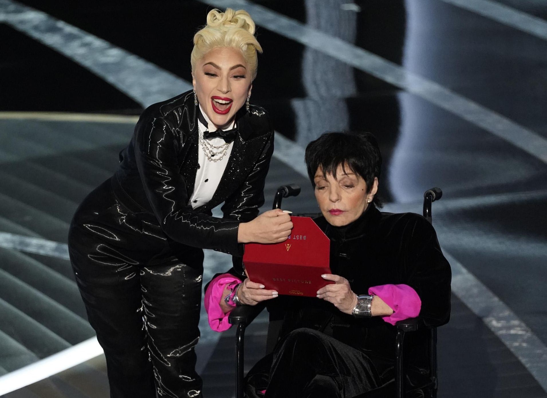 Lady Gaga y Liza Minnelli presentan el Oscar a Mejor película, que ha terminado llevándose 'CODA'.