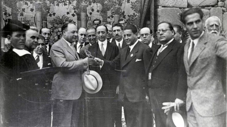 Entrega de la bandera de la República a la Academia militar por Manuel Azaña, ministro de la Guerra, en octubre de 1931. La bandera fue sufragada por la ciudad de Toledo