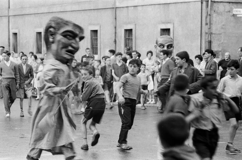 Los cabezudos golpeando a niños en 1960