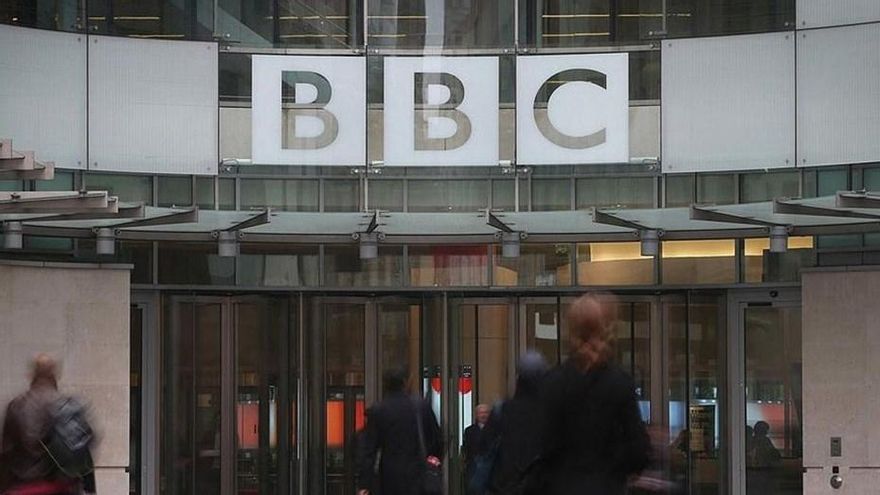 La BBC suspende a un presentador acusado de pagarle a un menor por fotos explícitas