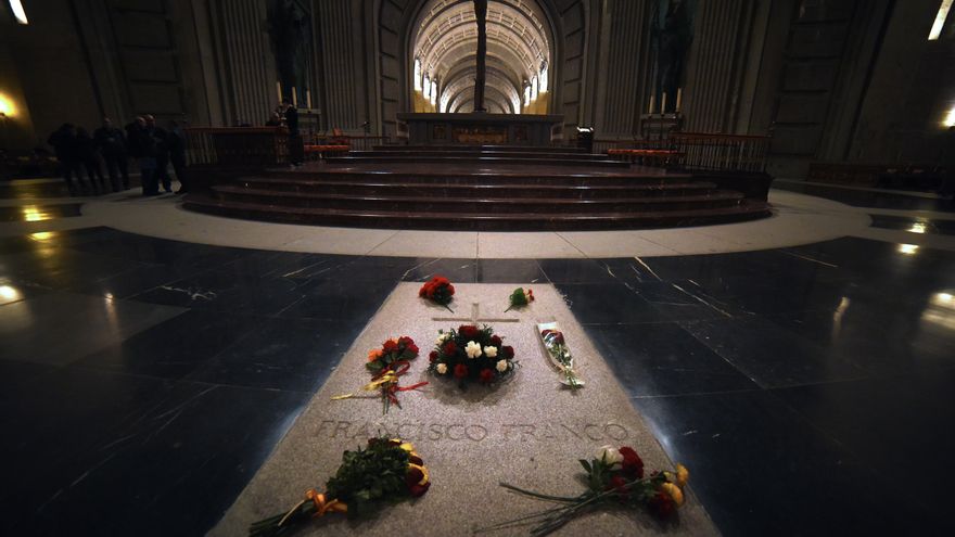 Absuelto el artista que pintó la lápida de Franco en el Valle de los Caídos