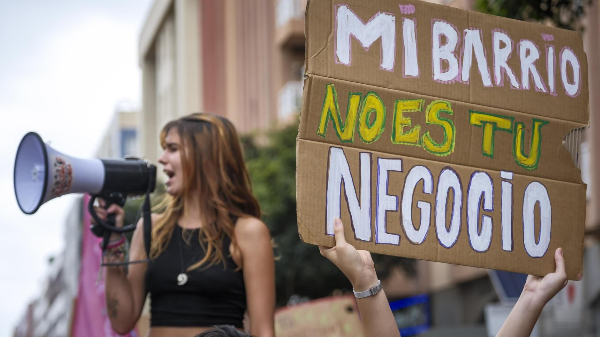 Miles de canarios han salido a la calle este sábado en Santa Cruz de Tenerife, para alzar la voz contra la especulación.