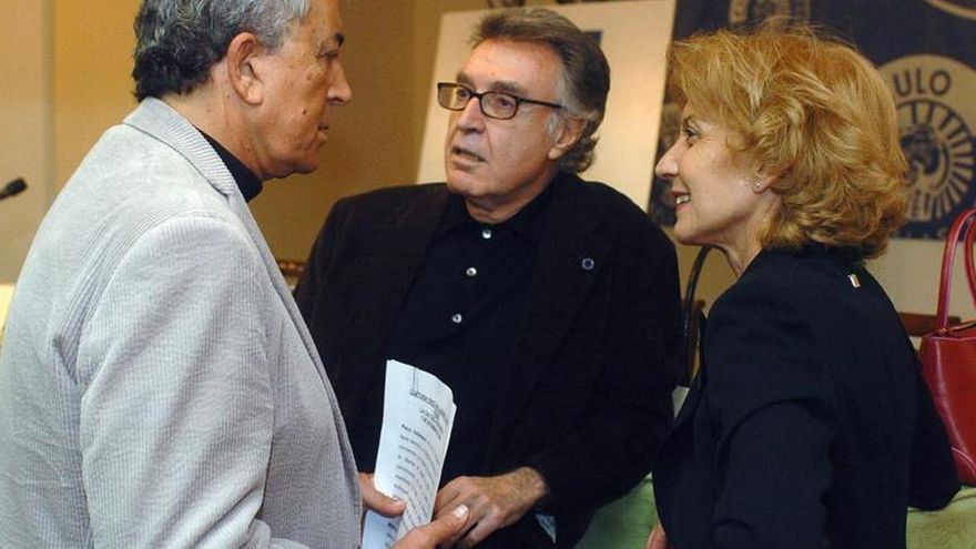 Los actores Francisco Valladares, Pepe Martín y Marisa Paredes, i-d, conversan poco antes de la lectura del manifiesto "Avancemos con la Constitución Europea", en apoyo a la Constitución Europea.