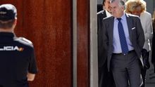 Luis Bárcenas, a su salida del tribunal durante un receso.
