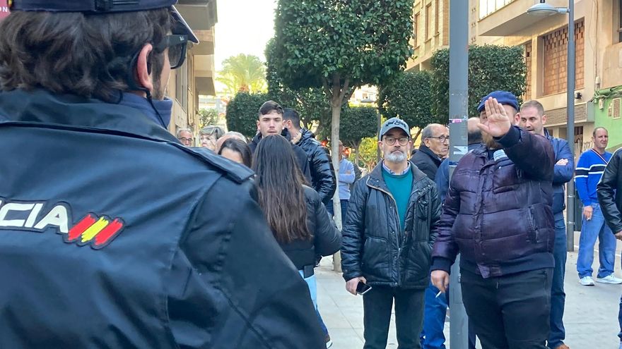 La Guardia Civil identifica al autor de las amenazas ultras al senador de Compromís: "Mira debajo del coche"