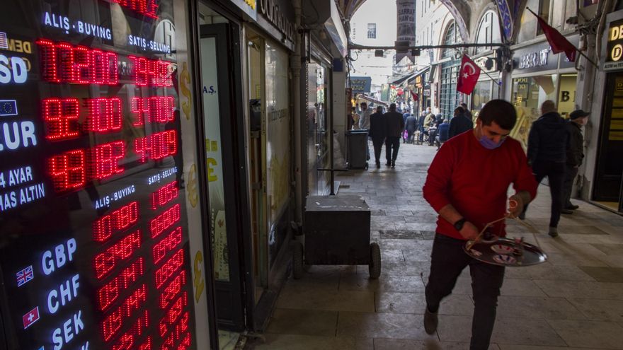 Turquía baja los tipos de interés al 16 % en medio de una inflación del 20 %